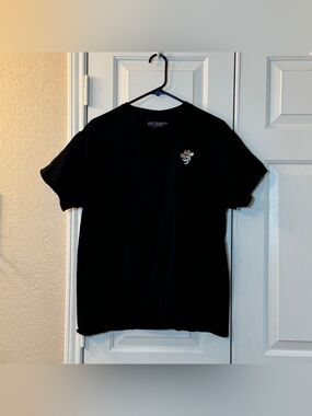 Riot Society Large Embroidered Chest Logo Black T Shirt Cowboy Hat Skull Size L
